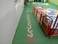 /album/galeria-de-fotos/calcada-girafa-amarelinha-etrilha-sensorial7-jpg/